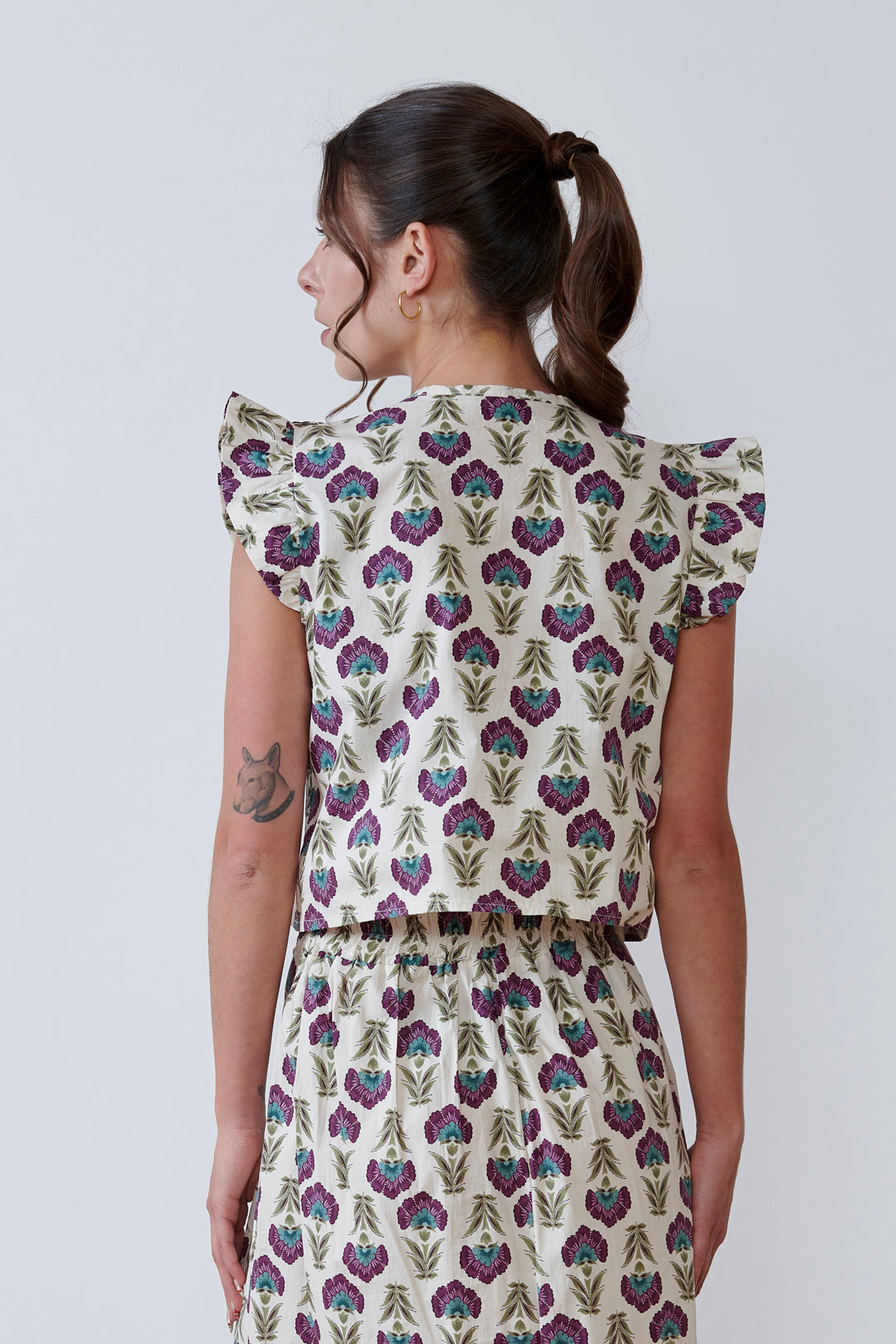 BLUSA ESCOTE V CON VOLANTE