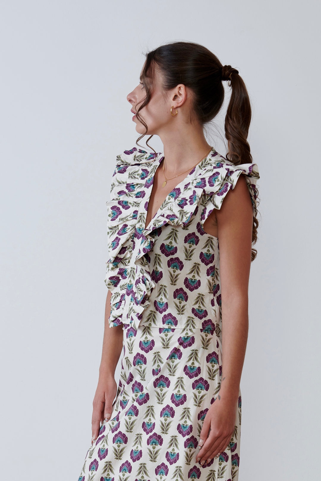 BLUSA ESCOTE V CON VOLANTE