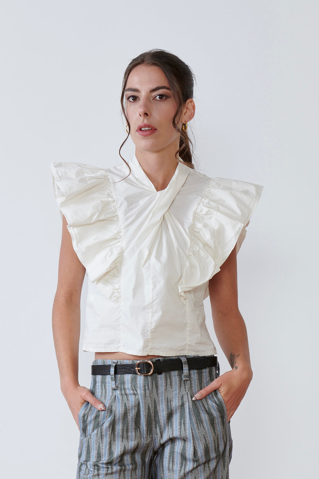 BLUSA CRUZADA CON VOLANTE