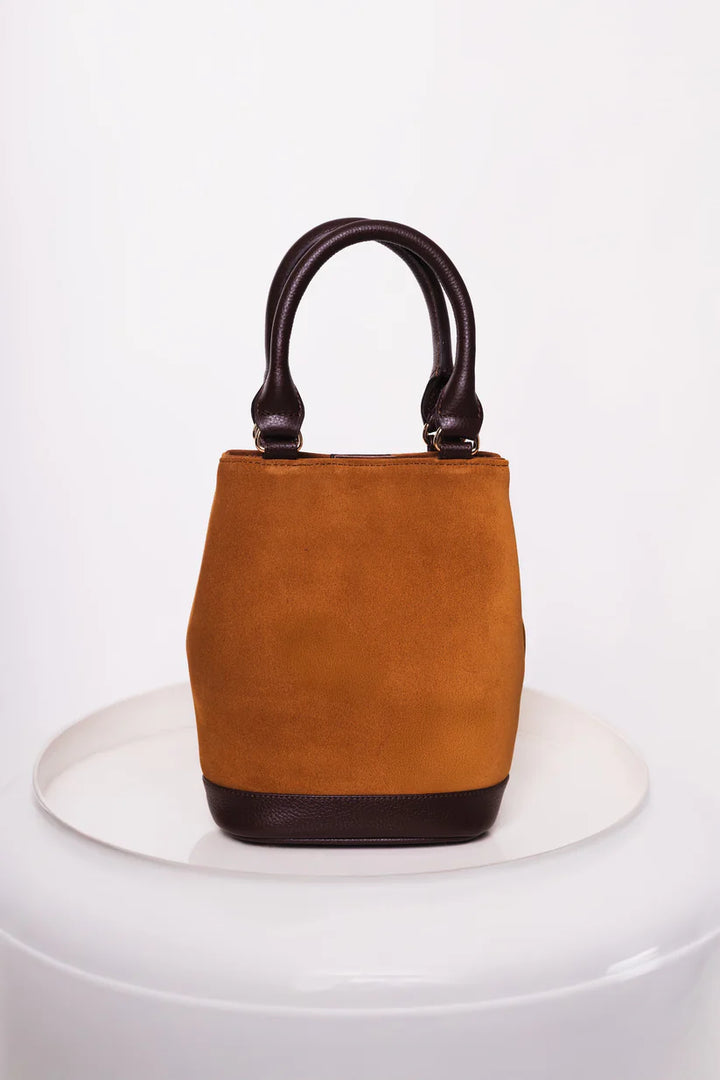 CARTERA SIENA – GAMUEZA CAMEL CON CUERO CAFÉ