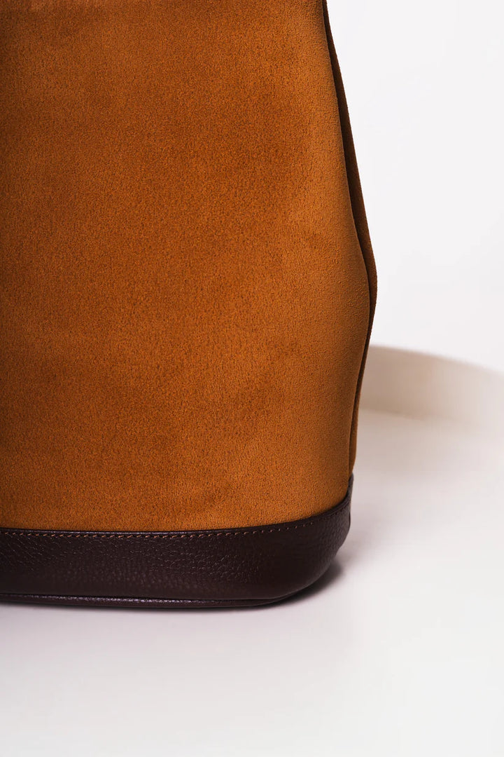 CARTERA SIENA – GAMUEZA CAMEL CON CUERO CAFÉ