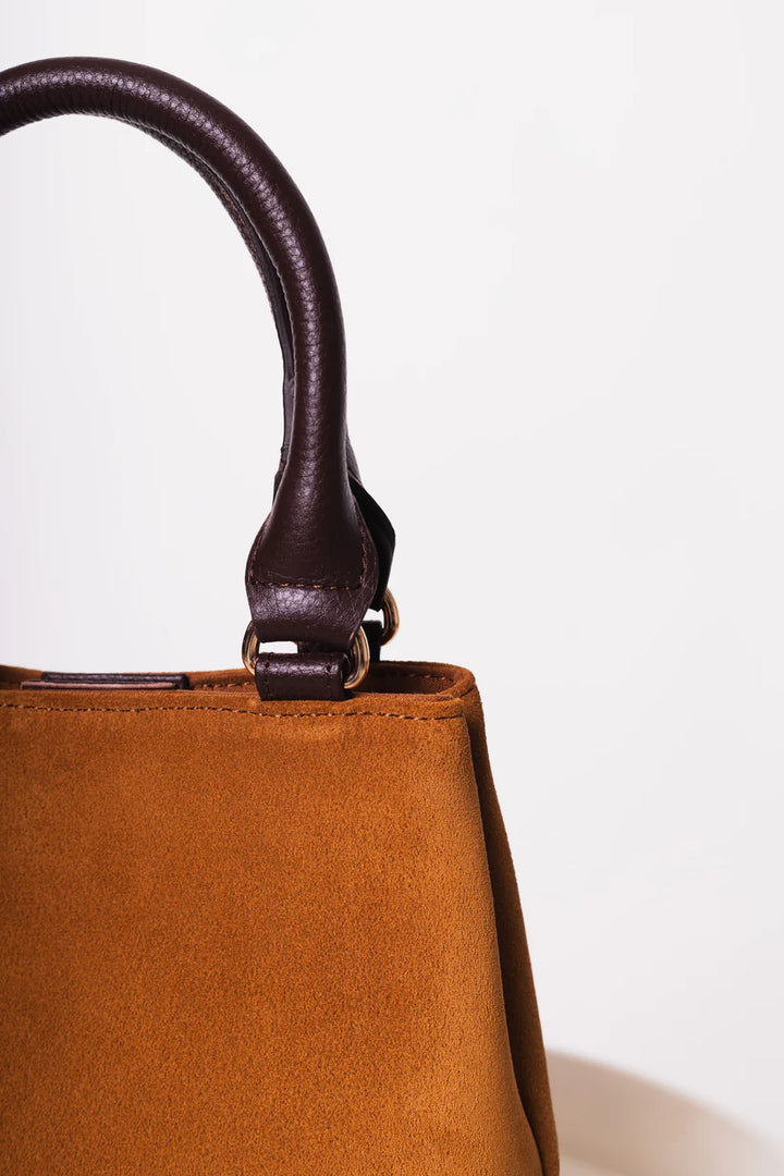 CARTERA SIENA – GAMUEZA CAMEL CON CUERO CAFÉ