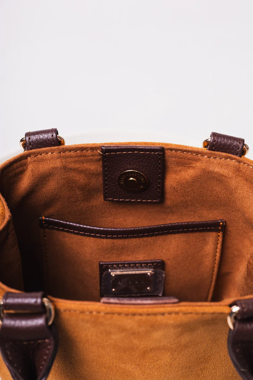 CARTERA SIENA – GAMUEZA CAMEL CON CUERO CAFÉ