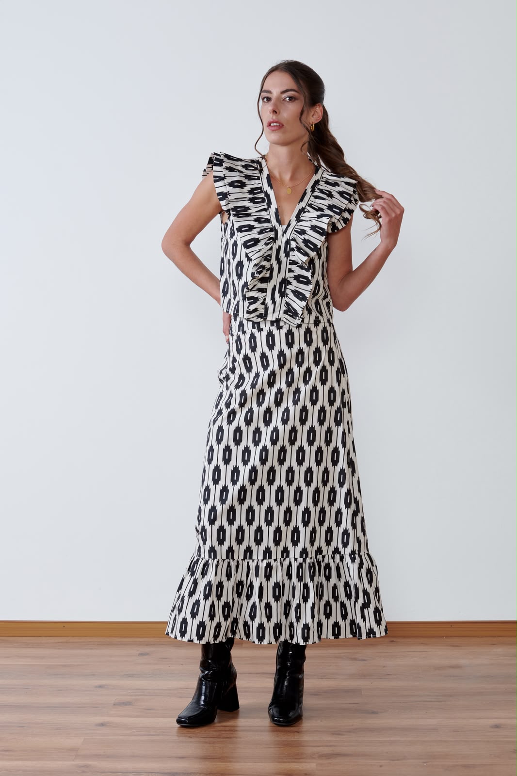 FALDA MIDI CON VOLANTE