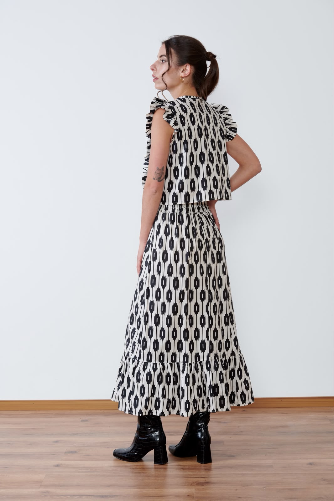 FALDA MIDI CON VOLANTE