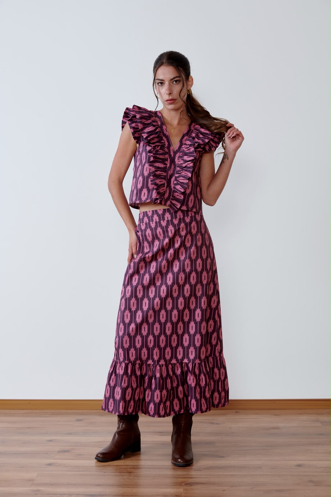 FALDA MIDI CON VOLANTE