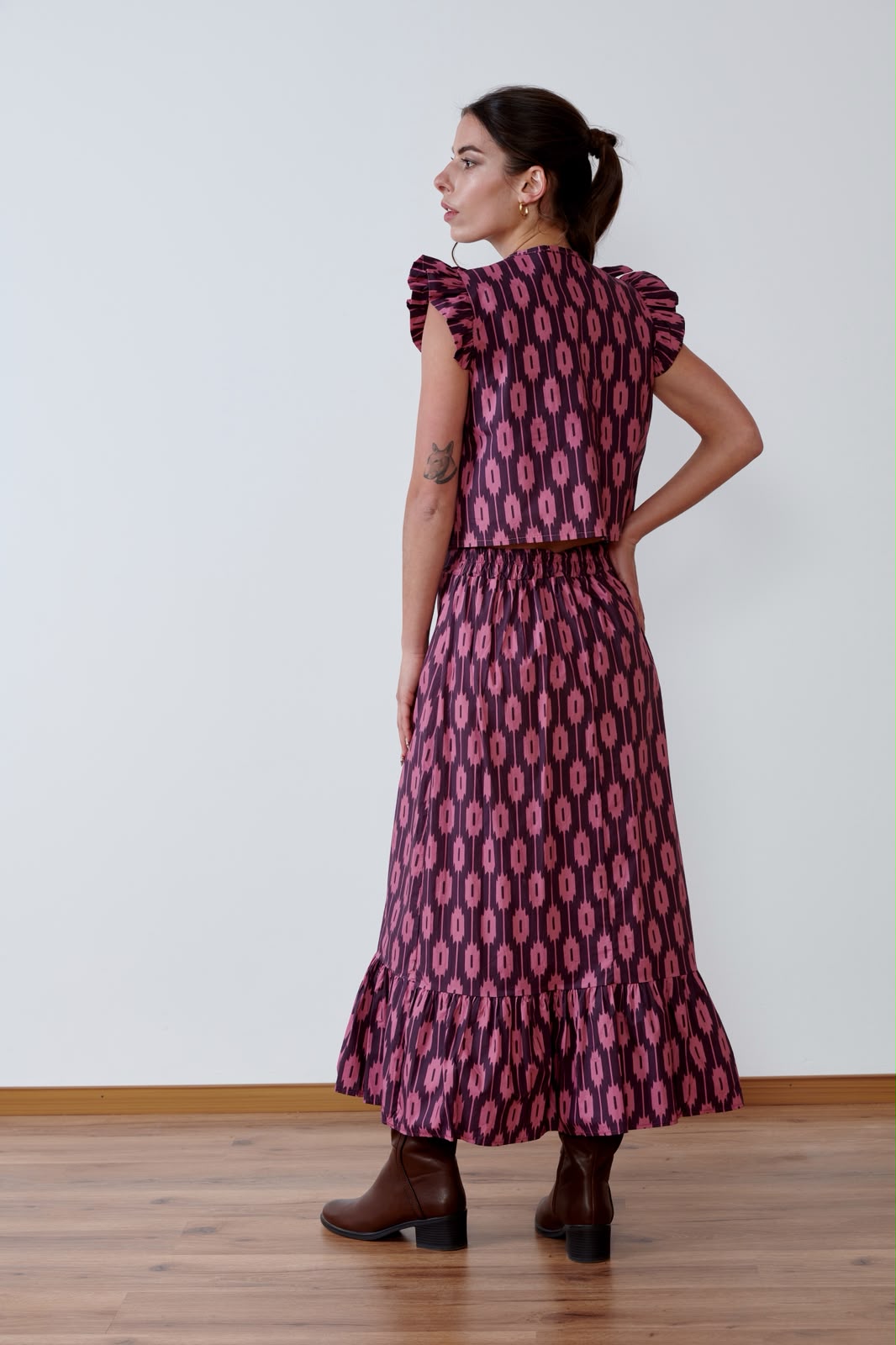 FALDA MIDI CON VOLANTE